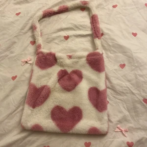 fluffig rosa hjärt väska (LÄS DESC!!) - använt en gång, har en fläck på insidan jag inte visste om 😟.. men om man vänder den så ser man inte den på utsidan 💕 + lite freebies 