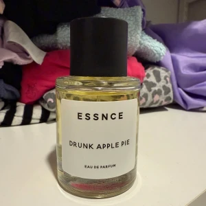 Essnce Drunk apple pie  - Essnce Drunk apple pie, saknas cirka 1-2 ml. 