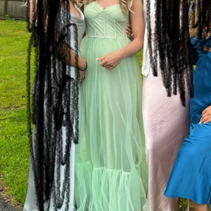 Mintgrön långklänning - Säljer denna superfina klänning perfekt till bal eller bröllop endast använda 1 gång och har inga tecken på andvändning❤️