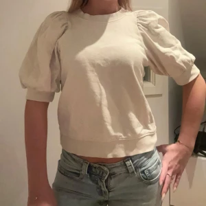 Beige topp - Säljs då den ej kommer till användning men super gullig. Passar mig som vanligtvis har XS.
