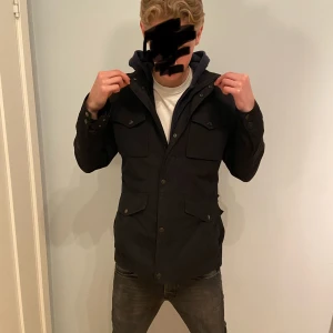 Field jacket  - Snygg svart field jacket från bläck i skick 7 av 10. Jackan har en stilren design. Perfekt för till våren.