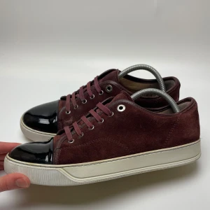 Lanvin skor  - Hej! Säljer nu dessa sjukt snygga Lanvin skor. Skorna är i toppskick! Vi rekommenderar att gå ner en storlek. Har ett begränsat antal boxar och dustbag! Hör gärna av dig vid frågor 