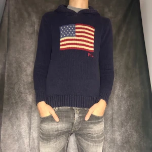 Ralph lauren flag hoodie - Mycket fint skick | Passar S | lite för liten på person på bild 180 63 kg så rekommenderar er runt 175 cm långa att köpa denna | denna hoodie är ur produktion så sällsynt | fraktar spårbart inom 24 timmar med PostNord eller instabox |