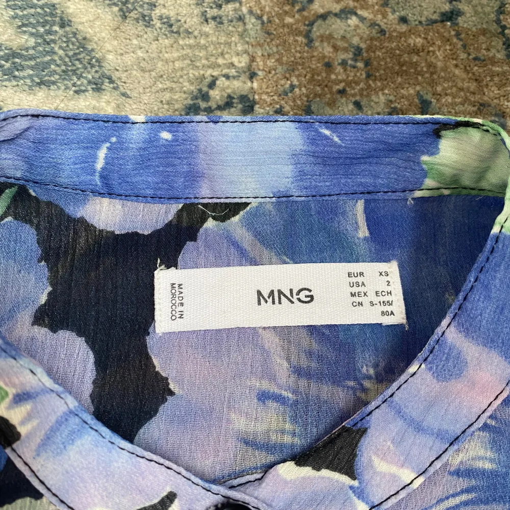 Söt blommig blus med detaljer på axeln. Armarna är även life puffiga, tyger är även lite genomskinligt dock syns de inte på bilden så tydligt. 🌸 Använd ca 3-4 gånger 💘. Puserot.