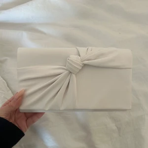 Vit väska - Säljer denna helt nya väska. Finns en silverkedja man kan fästa där inne. Har för mycket väskor. Pris kan diskuteras.