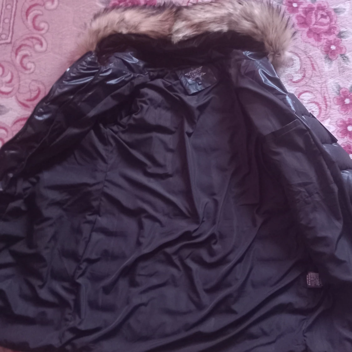 Svart pufferjacka med pälsdetaljer från Garoff. Pris kan diskuteras. - 4
