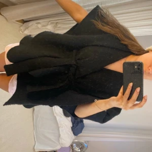 Svart poncho - Snygg svart poncho med knyt framtill. Perfekt till både hösten och våren. Jag säljer eftersom den inte kommer till användning, priset kan diskuteras vid snabb affär❤️
