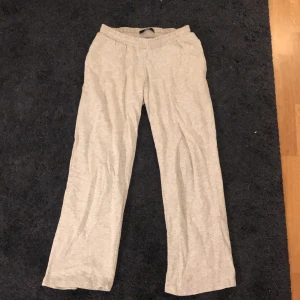 Grå mjukisbyxor från BikBok - Säljer ett par bekväma grå mjukisbyxor från BikBok i storlek M. Byxorna har en elastisk midja med snörning för extra komfort. Byxorna är low waist och raka i benen. Verkligen svinsköna och assnygga!!!Perfekta för en avslappnad dag hemma eller en snabb tur till affären.❤️❤️