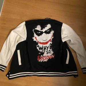 Joker varsity jacket - Mjuk och skön. Fint skick. Trycket har inte fadeat alls. 