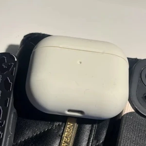 Beiget airpod skal - Snygg beiget AirPods skal. Perfekt för att bära dina dagliga airpods med stil. Väskan har en elegant design. Till Airpods 3