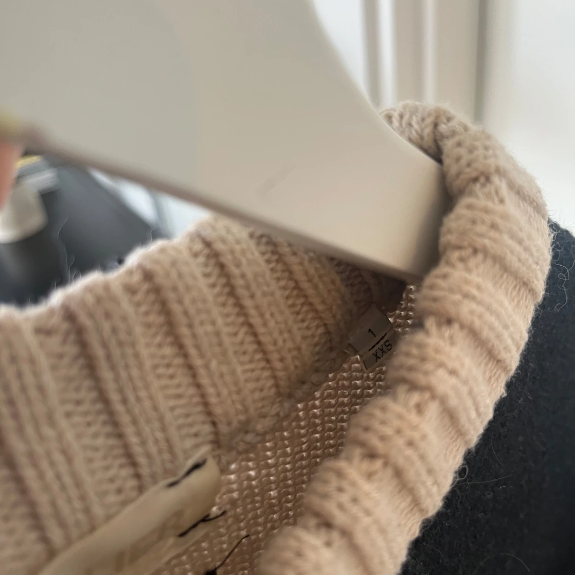 Beige och svart stickad tröja - 2