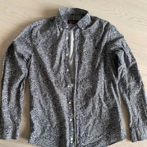 Morris skjorta - Skjorta från Morris med ett detaljerat paisleymönster i svart och vitt. Perfekt för en stilren look. Storlek 39/40 (M)