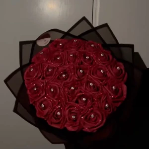 Rosor - En vacker bukett med röda rosor dekorerade med glittriga pärlor. Perfekt som en romantisk gest eller en speciell gåva. Buketten är inslagen i elegant svart papper och har ett band med texten 'Just for you'. Rosorna är inte äkta! Dem lever alltså för evigt :) Buketten består av 25 rosor. Nypris: 435kr. Priset går att diskutera.