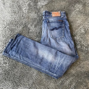 Nudie jeans - Tja, säljer nu dessa snygga Nudie jeans för ett väldigt bra pris som är diskuterbart men kan inte gå för lågt de är i storlek W 28 L 32, skriv till mig om du undrar något 👍