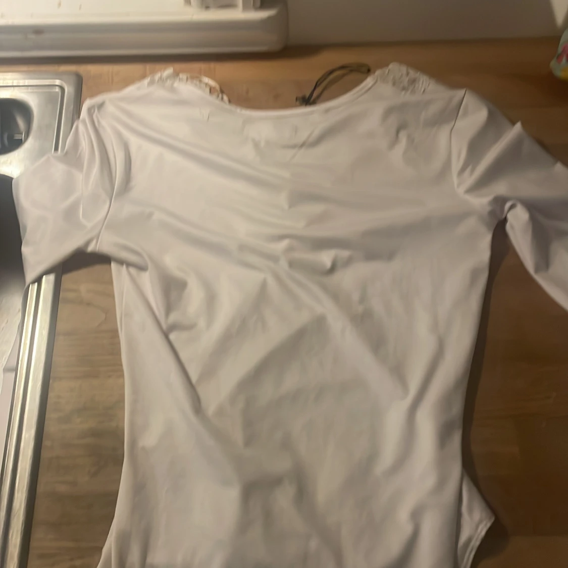 Vit långärmad topp med spetsdetaljer - 1