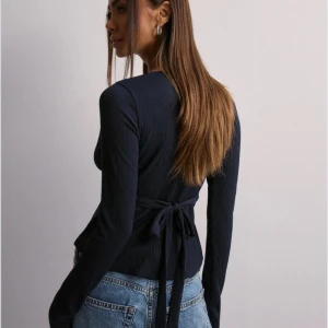 Marinblå topp från Nelly - Använd en gång. Hör av dig vid frågor. Har sytt så att de inte är lika uringad. 