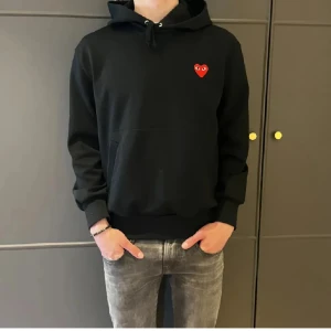 Svart comme des cargons CDG hoodie M - Snygg hoodie som tyvärr är för liten för mig Skick: 9,5/10. Fick i present och vet inte hur mycket den är värd. Storlek L men är mer som en M.  Pris: 549 kr, pris går att diskutera