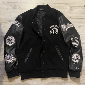 Yankees varsity jacket - Säljer den här one-of-a-kind Yankees baseballjackan 🖤Såå snygg och i väldigt bra skick! Passar både män och kvinnor <3