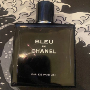 Bleu de Chanel Eau de Parfum - Säljer en elegant och tidlös Bleu de Chanel Eau de Parfum i en stilren svart flaska. Parfymen har en maskulin doft med inslag av citrus och tränoter. Flaskan rymmer 100 ml och har en magnetisk kork med Chanel-logotypen. De är 65ml kvar i flaskan och nypris ligger på 1800kr