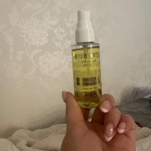 Hair/bodymist från Bobbys - Luktar supergott och lite fruktigt med noter från grapefrukt och clementin. Perfekt att ha i väskan! Använd fåtal gånger, locket har försvunnit. 