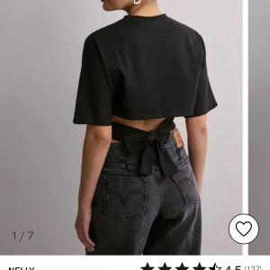 Knyt topp från Nelly - Svart topp med knyt i ryggen från Nelly. Det är storlek xxs men skulle säga att den passar xs och s också eftersom man kan knyta åt midjan själv, jag är stl xs och den passar perfekt❤️