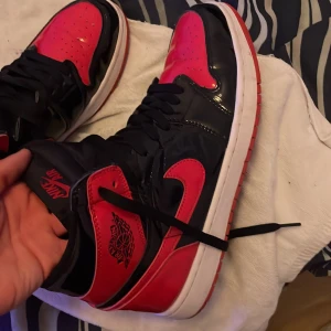 Nike Jordan 1’s röd svarta  -  Riktigt bra skick och fett fräscha 
