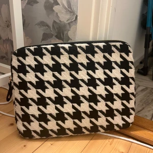 DATORFODRAL - Fint datorfodral som jag tidigare köpt på Vinted, men som inte kom till användning. 💕