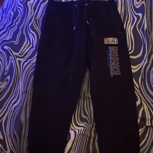 Svarta Hoodrich byxor  - Sköna hoodrich mjukis byxor väldigt bra skick samt väldigt snygga de är storlek L men passar väldigt bra till M också 