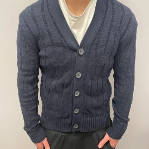 Cardigan  - Mörkblå Cardigan från Only & Sons i storlek XS men passar också S. Använd men är fortfarande i ett mycket bra skick. Priset går såklart att diskutera 👍