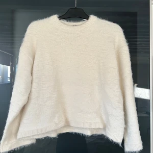 Vit stickad tröja - Mysig vit stickad tröja med rund hals och långa ärmar. Jätte skön och snygg & kan användas ute och som mjukis💘