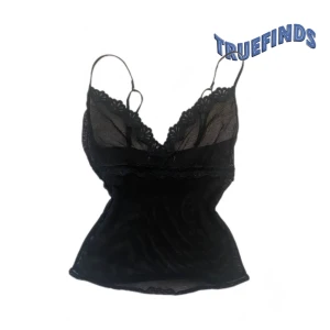 Svart spetslinne - svart linne med spetsdetaljer och justerbara axelband. 