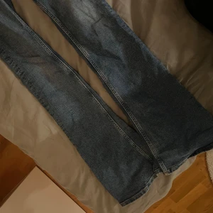 Zara jeans - Utsvängda Zara jeans i fint skick! Storlek 34, men passar nog även 36 💘bilderna är mina