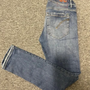 Dondup jeans  - Säljer dessa dondup george jeans som är väldigt snygga och skön tvätt och slitningar. De är i storlek 32 men passar 31 PRISET EJ HUGGET I STEN