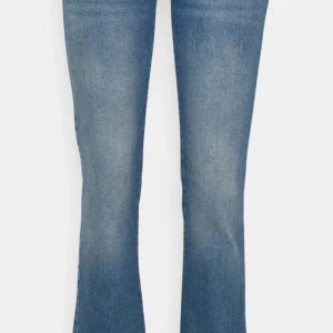 Blå ltb bootcut jeans - Jättefina blåa bootcut Jeans ifrån märker lbt i modellen valerie. I storlek w27/L32. Jeansen är jättefina och knappt använda. Skriv om ni har några funderingar💞💞💞💞