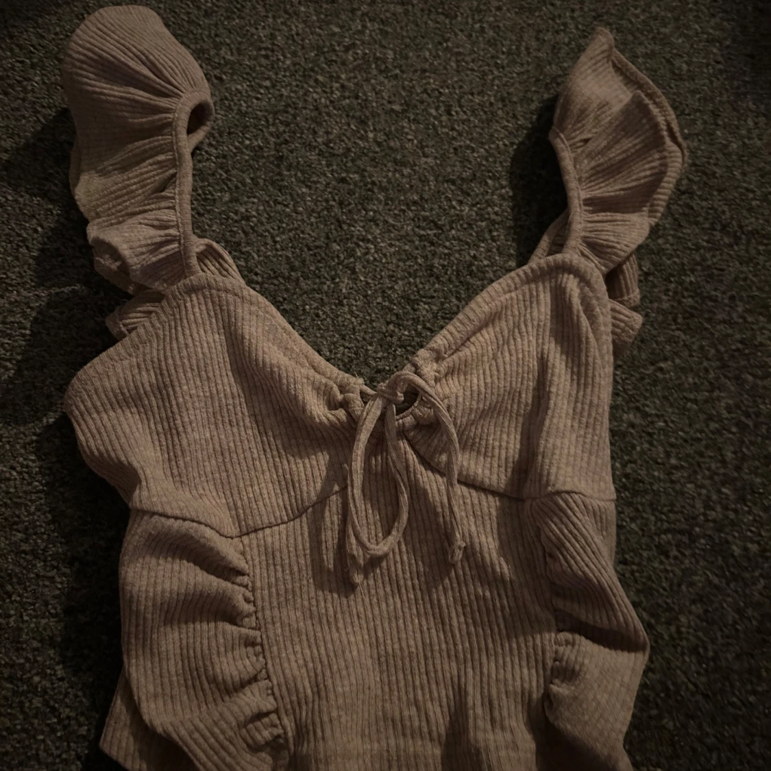 Beige ribbad topp med volangdetaljer