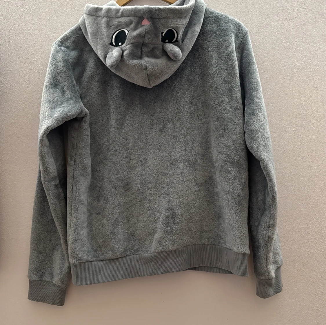 Grå hoodie med texten 'MAGICAL' - 2