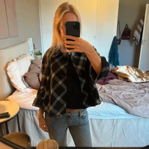 Jacka Zara - Säljer en stilren svartvit rutig jacka från H&M. Jackan har en lös passform med trekvartsärmar och knappar framtill. Perfekt för en trendig look. Fodrad med grönt tyg för extra komfort. Jackan finns ej att köpa längre, täcken på användning finns men inget som man tänker på.