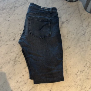 Dondup jeans ( george ) - Tja! Säljer dessa dondup jeansen i perfekt skick 9,5/10. De är i storlek 34 men de passar mig och jag har 33. 