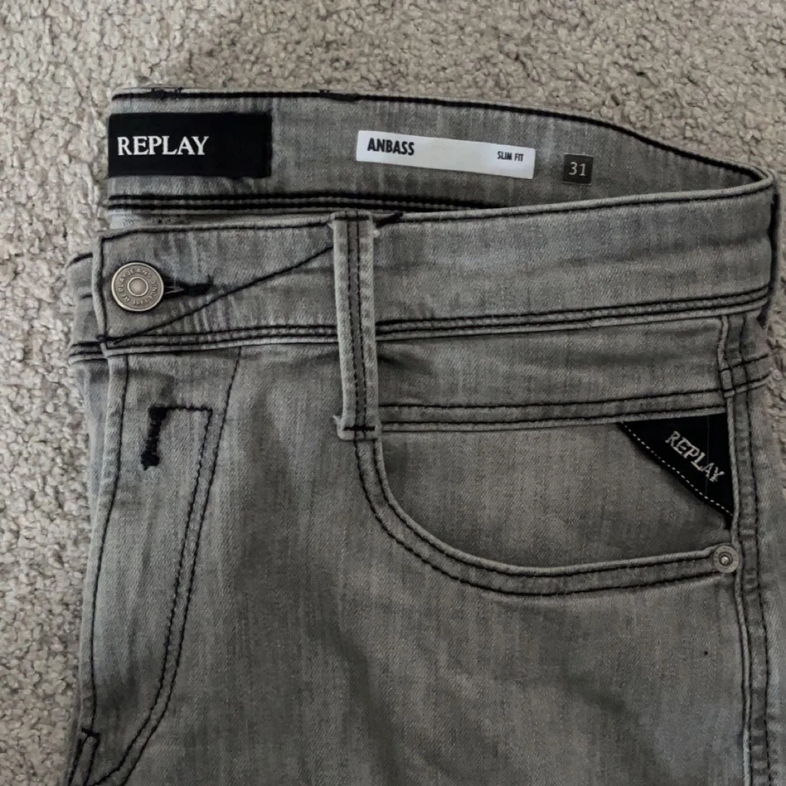 Grå jeansbyxor från Replay - 1