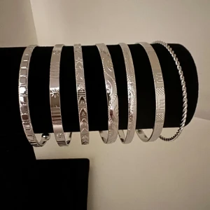 Set med silverfärgade armband - Säljer mina jättesnygga armband jag köpte här på plick, de är justerbara och har inga defekter! Pris går att diskutera vid snabb affär💕(alla 7st armband ingår i priset) kom gärna privat för frågor!