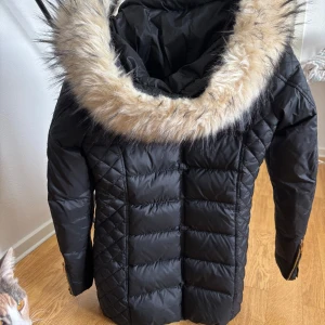  Rockandblue - Jacka från rock and blue, pälsen är inte äkta. Använd förra vintern och någon gång denna vinter. Finns inga defekter. Katt finns i hemmet, rökfri. Kan skickas via PostNord 