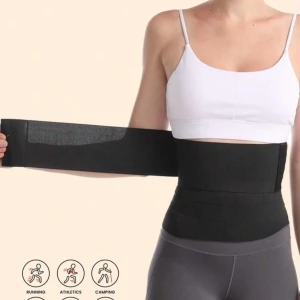 Svart midjebälte - Säljer ett svart midjebälte som är perfekt för träning och aktiviteter. Bältet är elastiskt och justerbart för att passa olika storlekar. Det har en enkel design med kardborreband för enkel användning.