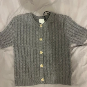 Kortärmad kofta - Jag säljer min stickade kortärmade kofta från hm då den knge kommer till så myckeh användning! Baga använt den ett par hpnger så är i princip ny skick!🩷nypris 200 kr pris kan diskuteras!