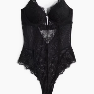 Svart spets body från hm - Säljer min superfina spets body från hm andvänd få gånger 💕💕.