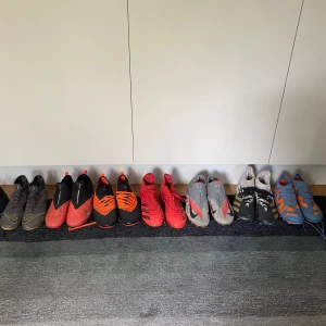 Fotbollskor - Tja, säljer nu alltifrån puma, Nike och addidas fotbollskor till bra pris. Dessa kommer inte till användning och skulle gärna behöva en ny ägare. Många av dessa skor säljs inte längre i butik. 299 kr per sko. Skriv privat om storlek osv😀☺️
