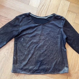 Orm topp - Väldigt cool fest topp i ormskinn aktigt tyg. Tyvärr har den en liten fläck (bild tre). Därför säljer jag den billigt. Fläcken går dock lätt att täcka med ex en väst. Jag säljer för att den är för liten.