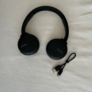 Sony bluetooth-headset  - Nästintill helt nya bluetooth hörlurar endast använt 2ggr.Funkar fint att lyssna på musik/podd & ta samtal i. Laddsladden är ny o oanvänd. Inga slitage mer än lite damm då de legat i lådan oanvända.Hittar tyvärr inte kartongen,men skickas i en annan!