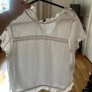 Vit blus - Sååå snygg blus!! Är lite osäker om märket är Vero Moda eller only men återkommer vid intresse! 