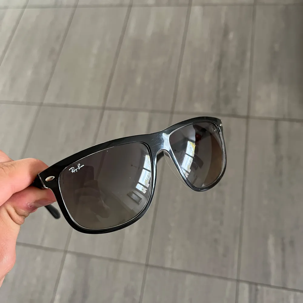 Säljer mina rayban boyfriends, 10/10 skick, knappt använda. Låda samt fodral medkommer Nypris 1300! . Övrigt.