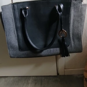 Anna Field väska - Axelremsväska, inställbar längd Mått 37x24x12cm